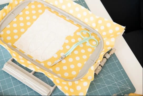 DOUBLE-CURVED APPLIQUE SCISSORS, RIGHT-HANDED