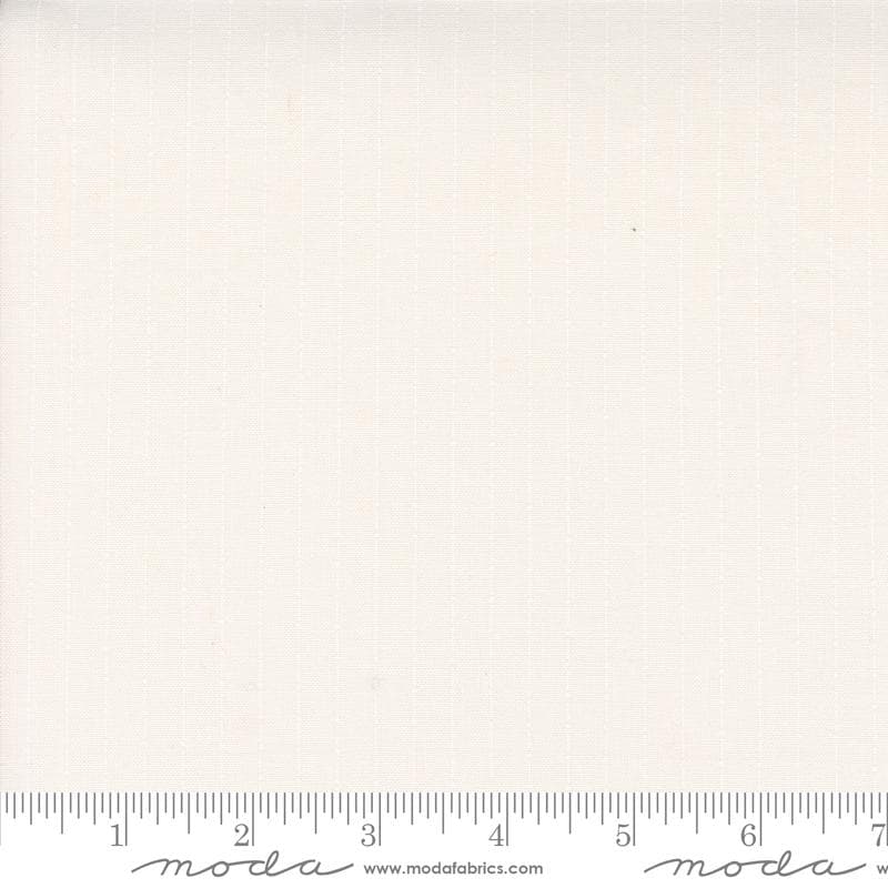 Moda Itty Bitty Background — Dotted Line